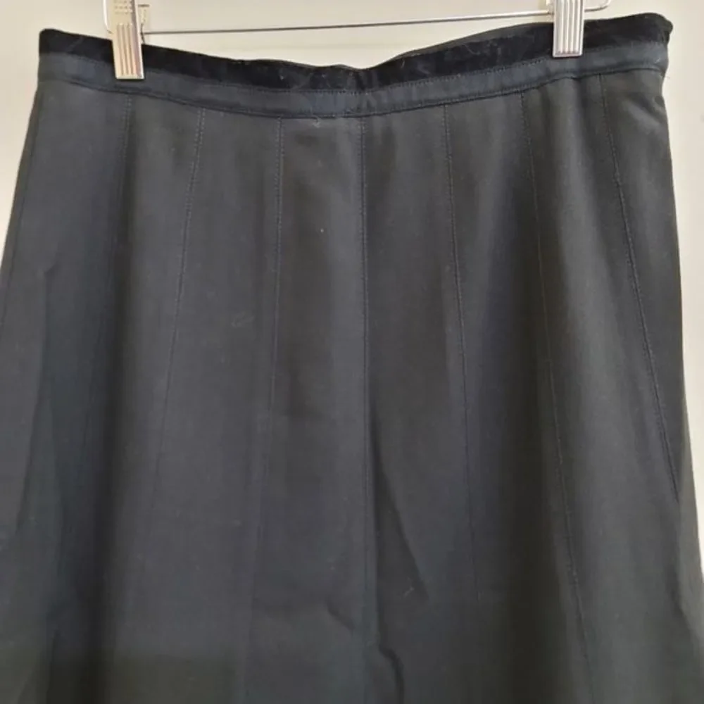 LIZ CLAIBORNE size 6 Flare Knee Length Black Skirt Velvet‎ Trim Zip Lined